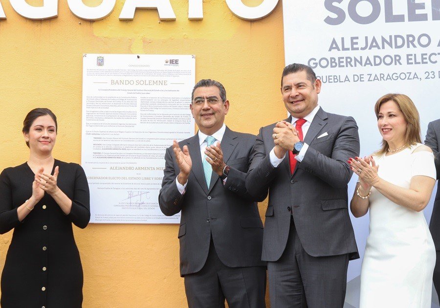 Coloca Sergio Salomón bando para dar a conocer a Alejandro Armenta como próximo gobernador de Puebla