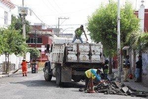 Gobierno de Pepe Chedraui impulsa movilidad segura con bacheo en la colonia El Carmen