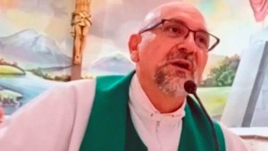 Sacerdote habló de la muerte antes de morir bajo una cruz