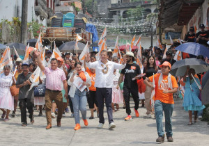 Fernando Morales y la “ola naranja” llegan a las calles de Caxhuacan