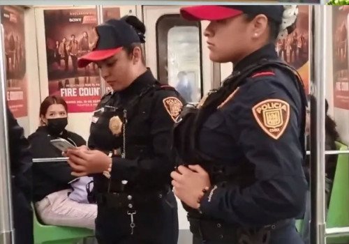 Polic&iacute;as de la SSC esposan a jovencitas en vag&oacute;n del Metro