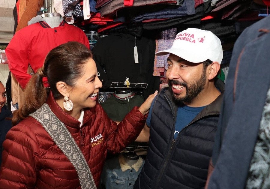 Visita Olivia Salomón talleres y mercado de esferas en Chignahuapan; destacó el trabajo de las mujeres artesanas