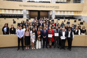 Recibe diputado Pavel Gaspar a estudiantes de la BUAP que participaron en el programa &ldquo;Diputado por un D&iacute;a&rdquo;