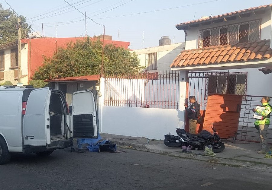 Mueren jóvenes al estrellar su moto contra un zaguán en el SNTE