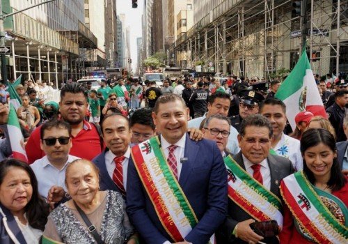 Encabeza Armenta el Desfile por Independencia de México en NY