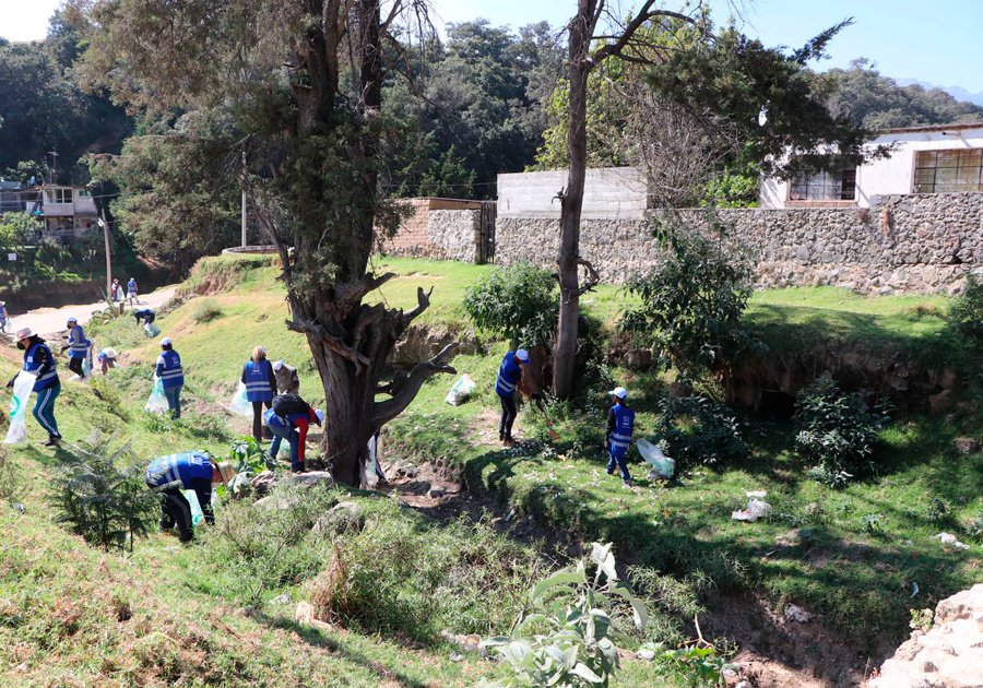Contribuye CEASPUE en limpieza del manantial La Virgen en Tlahuapan