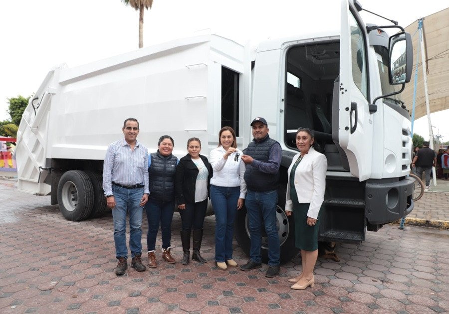 Encabeza Gaby Bonilla entrega de apoyos en Santo Tomás Hueyotlipan