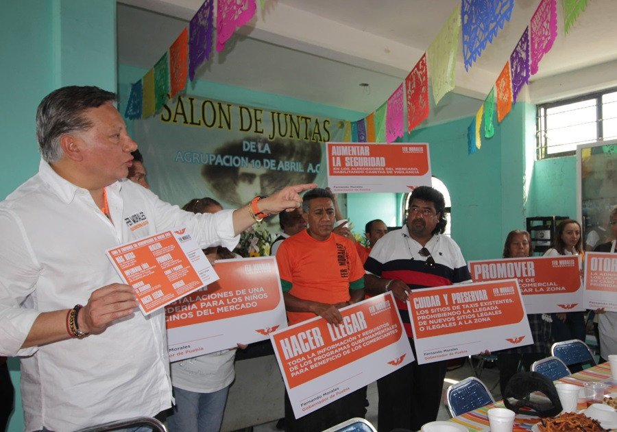 Fernando Morales firma compromisos con l&iacute;deres del Mercado Zapata