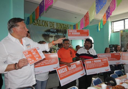 Fernando Morales firma compromisos con l&iacute;deres del Mercado Zapata