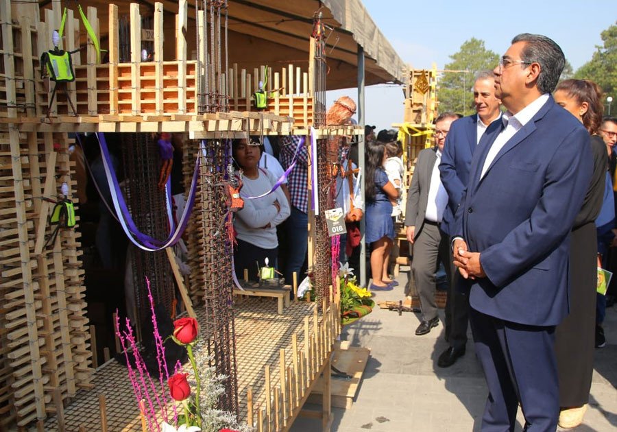 Asiste Sergio Salomón a concurso de cruces elaboradas por trabajadores de la construcción