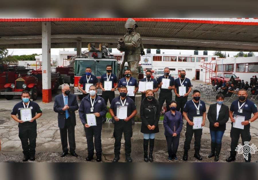 Reconocen a bomberos que rescataron a Spikey y Spay del socavón