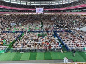 Sheinbaum ayuda a adulta mayor que se desmay&oacute; tras un evento oficial en SLP