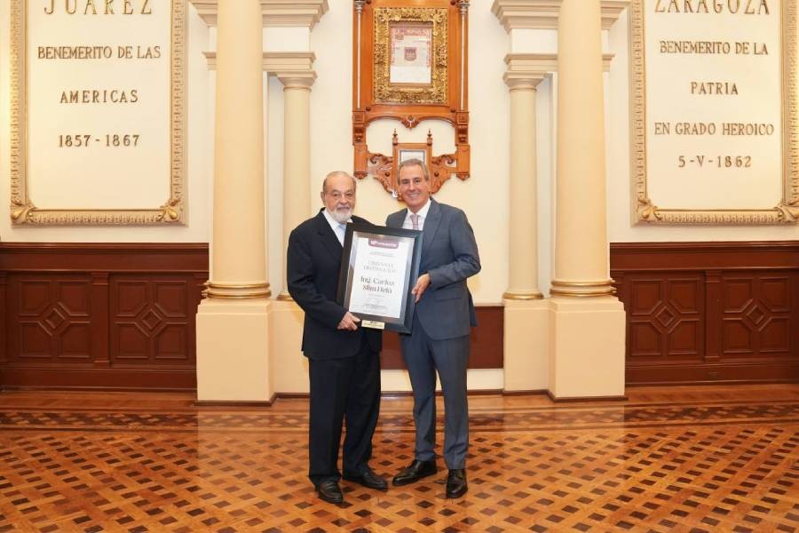 Entrega Pepe Chedraui reconocimiento de Visitante Distinguido a Carlos Slim