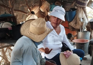 Dialoga Lorena Castillo con habitantes de Cuayuca de Andrade