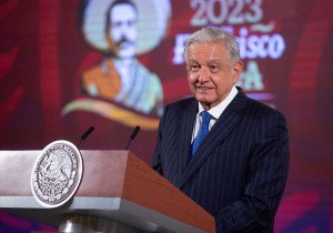 Ebrard está en su derecho a expresar denuncias; funcionarios se portan bien: AMLO