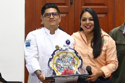 Tonantzin Fern&aacute;ndez reconoce a Eduardo Luna por proyectar a Cholula en la gastronom&iacute;a mundial