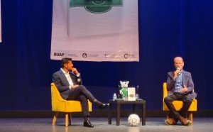 Juan Villoro presenta nuevo libro sobre futbol en la BUAP; lanza críticas sobre el Mundial