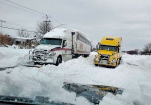 Dejan nevadas en NY muertos y embotellamientos en carreteras