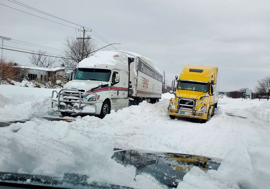 Dejan nevadas en NY muertos y embotellamientos en carreteras