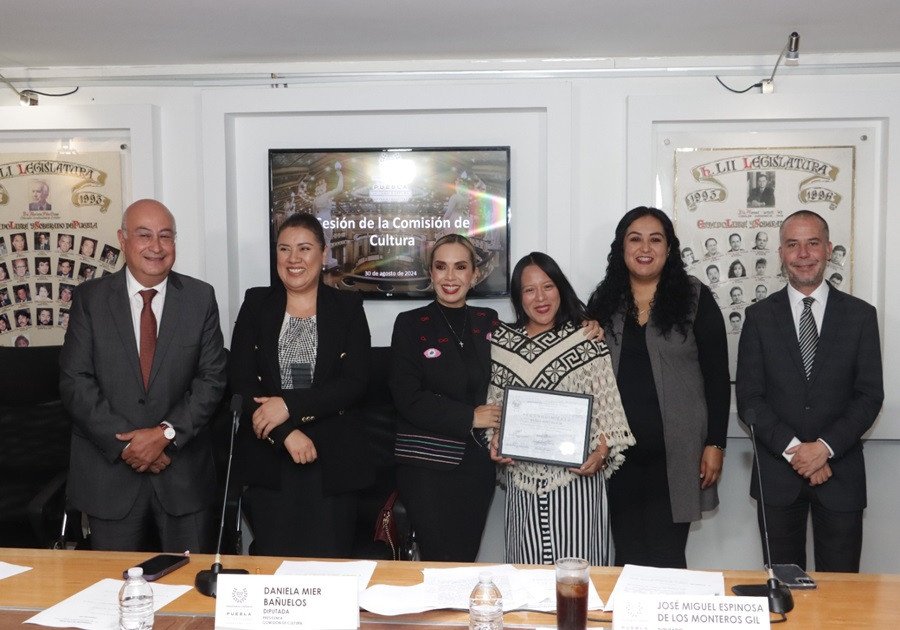 Reconocen a destacadas artesanas poblanas en sesi&oacute;n especial de la Comisi&oacute;n de Cultura del Congreso