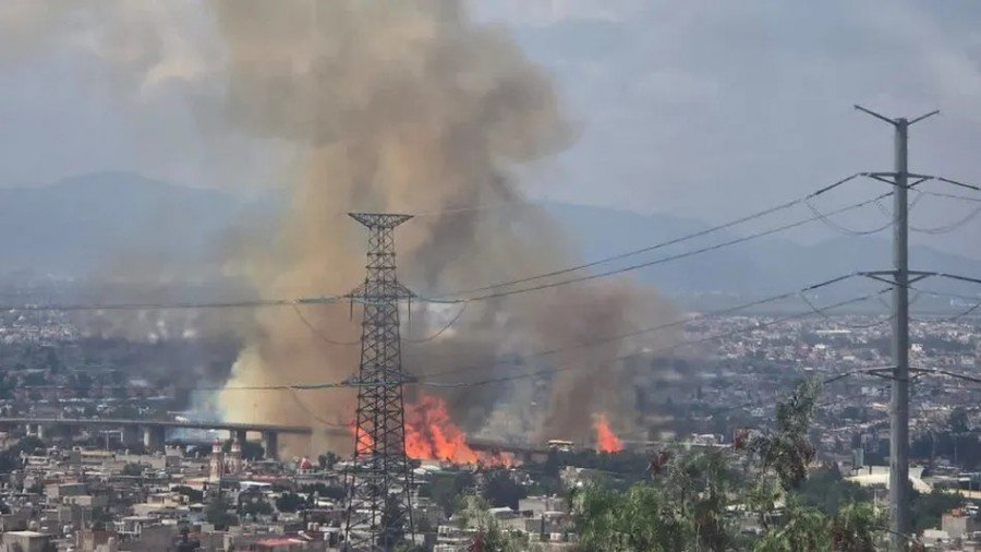 Explosión de pipa de gas LP en Iztapalapa deja varios lesionados y 10 autos calcinados