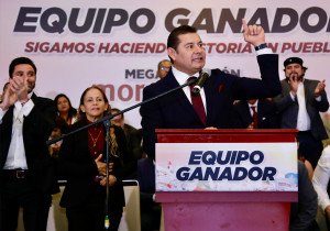 Armenta pondera a obradoristas y morenistas en su equipo de campaña