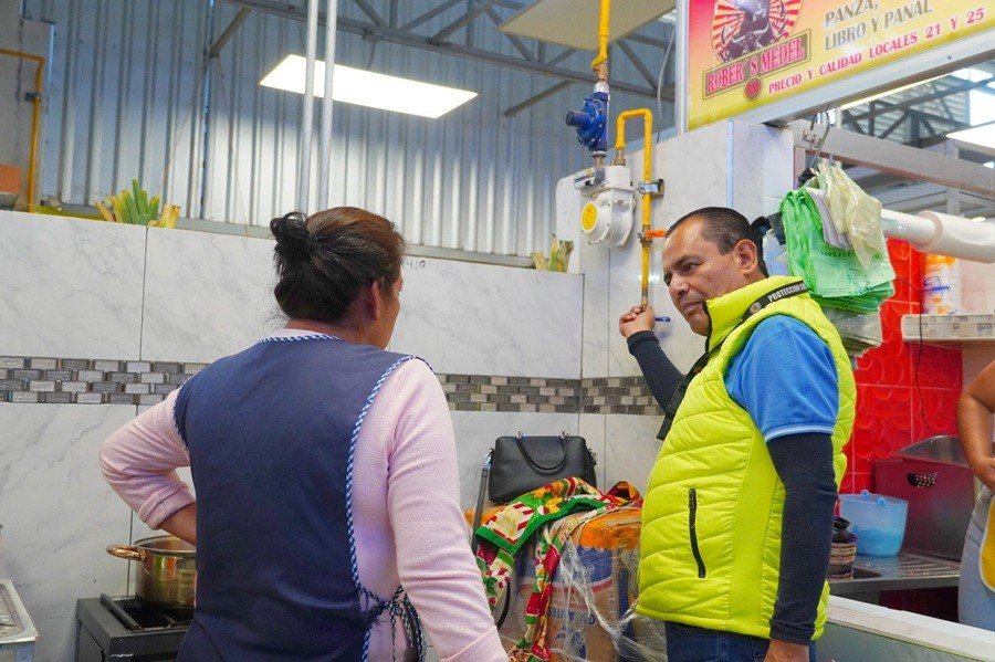 Supervisa Protecci&oacute;n Civil de Texmelucan conexiones de gas en mercado Domingo Arenas