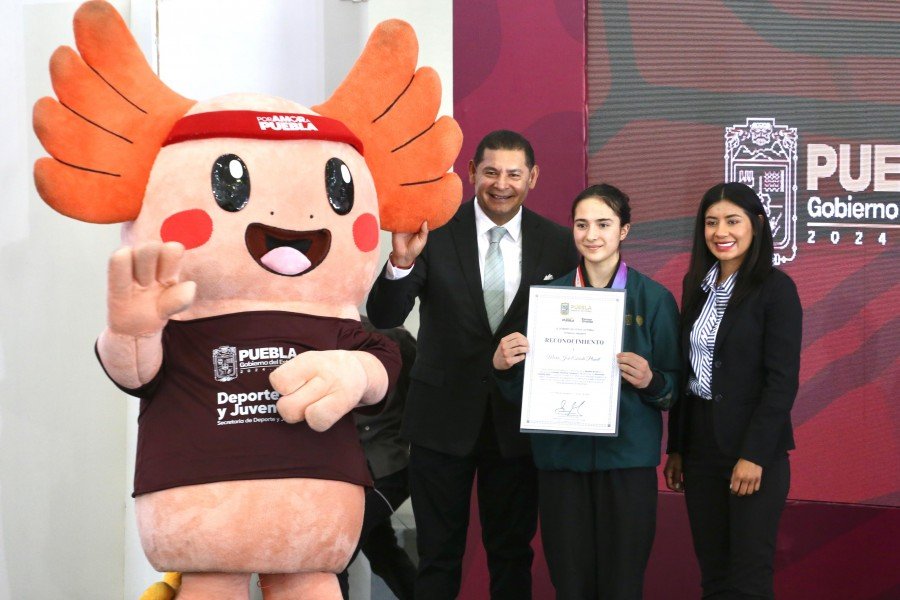 Puebla es referente nacional en deporte; reconoce gobernador a medallista en escalada