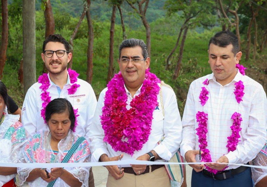 Inaugura Sergio Salomón reconstrucción de base hidráulica del camino Olintla- Huehuetla