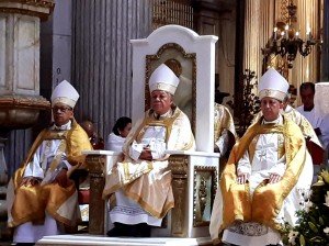 Encabeza arzobispo de Puebla la ceremonia del Lavatorio de Pies