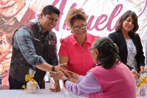 Omar Mu&ntilde;oz y Tere Alfaro celebran a los abuelitos de San Lorenzo Almecatla