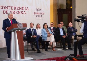 Celebra AMLO aval fast track de Morena en el Senado