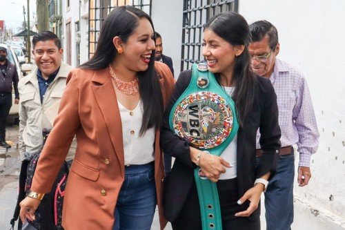 En compa&ntilde;&iacute;a de Gaby &ldquo;La Bonita&rdquo; S&aacute;nchez, Tonantzin Fern&aacute;ndez entrega becas a j&oacute;venes deportistas y universitarios
