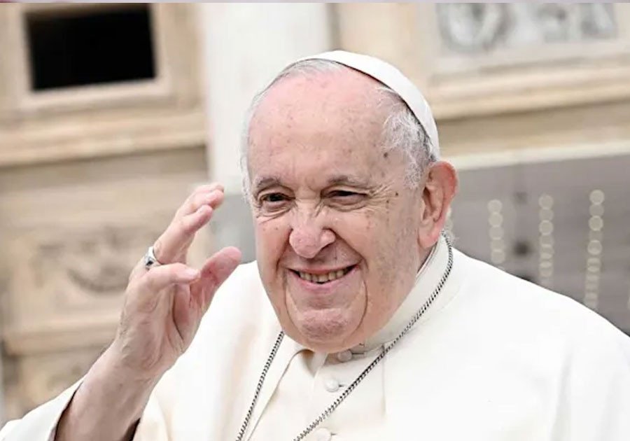 Tras operaci&oacute;n el Papa Francisco pasa buena noche