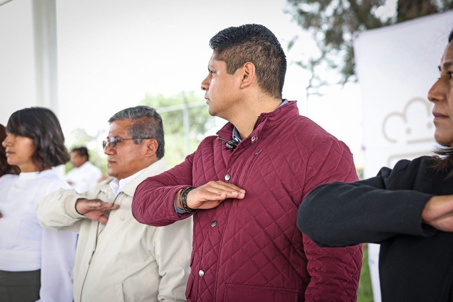 Omar Muñoz entrega explanada cívica del preescolar Aquiles Serdán