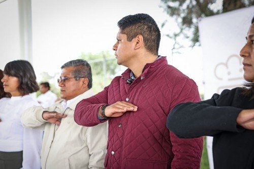 Omar Muñoz entrega explanada cívica del preescolar Aquiles Serdán