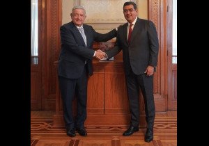 Se reúne AMLO con Sergio Salomón en Palacio Nacional