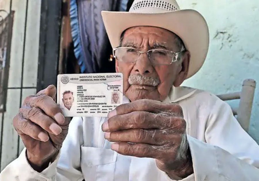 Felicita AMLO a hombre de 124 años