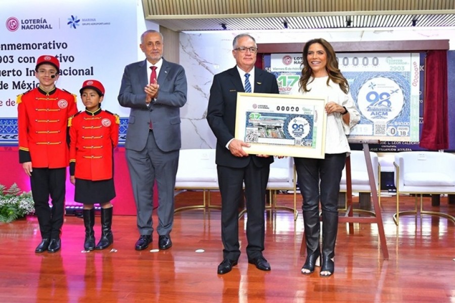 Develan billete conmemorativo por el 98 aniversario del AICM