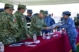 Secretario de la Defensa Nacional pasa revista al Agrupamiento A&eacute;reo del Desfile del 16 de septiembre
