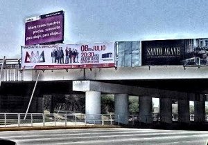 Medio Ambiente y el agua sucia bajo la publicidad en los puentes