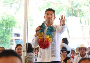 Se reúne Rivera con habitantes de Tenampulco y Ayotoxco