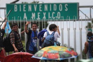 Héroes para mandar dólares, sospechosos para reclamar derechos