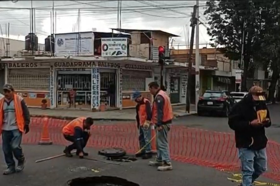 Atienden socav&oacute;n, pero colonos reclaman falta de se&ntilde;alizaci&oacute;n y pavimentaci&oacute;n