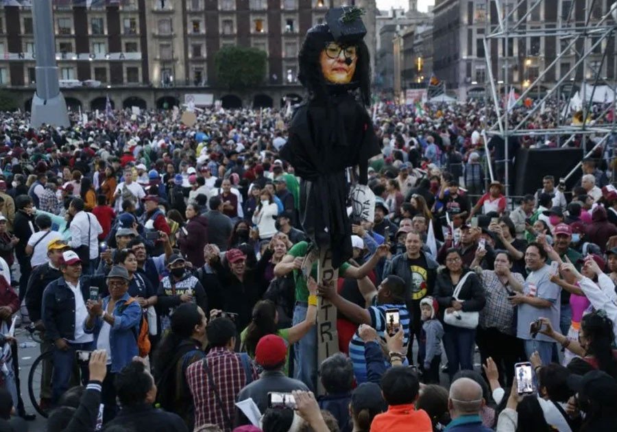 Condena AMLO quema de figura de ministra Norma Pi&ntilde;a