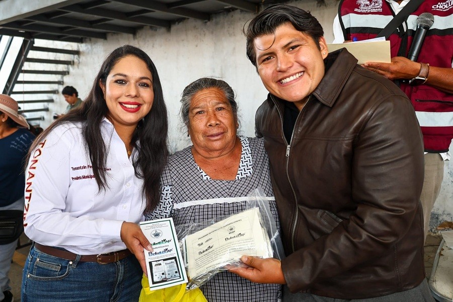 Tonantzin Fern&aacute;ndez fortalece al campo cholulteca con entrega de biofertilizantes