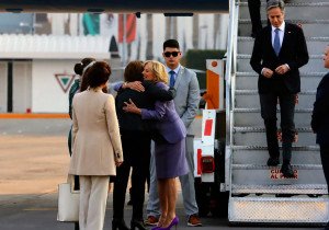 Jill Biden, primera dama de EUA, arriba al AICM