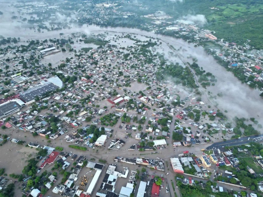 Poza Rica enfrenta inundación histórica por desbordamiento del río Cazones
