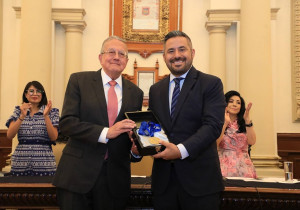 El doctor Guillermo José Ruiz-Argüelles recibe la Presea Puebla Zaragoza