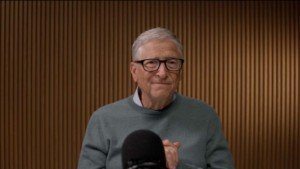 Bill Gates llama a frenar el avance de la IA